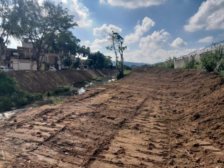 Prefeitura realiza o desassoreamento e a limpeza do Córrego Baquirivu-Mirim