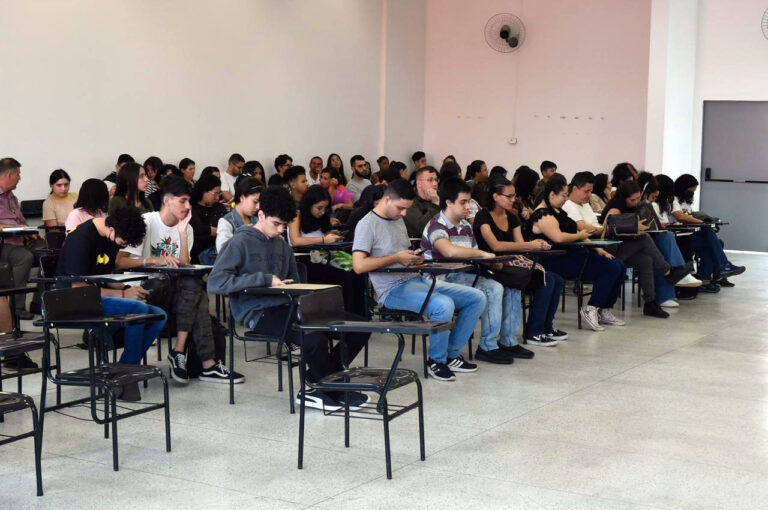 Concurso oferece 100 bolsas de estudos em parceria com escola de aviação