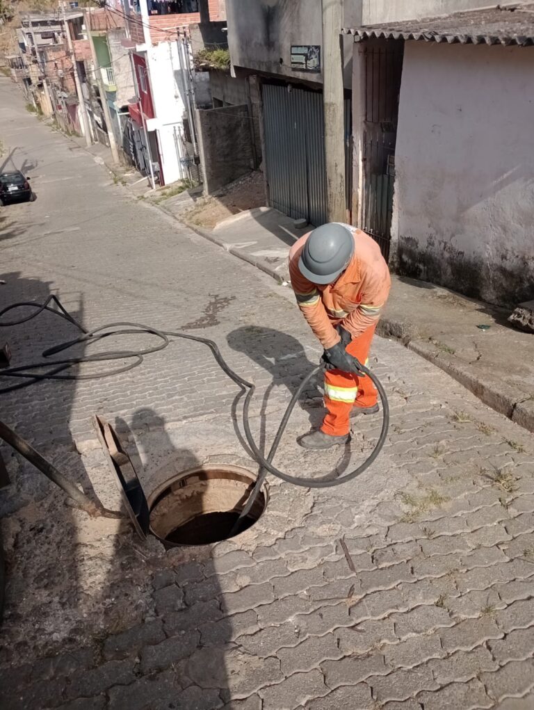 Prefeitura realiza a limpeza de bocas de lobo em via do Cabuçu