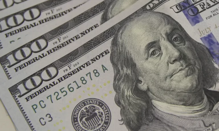 Dólar cai para R$ 5,64 e fecha no menor valor desde outubro