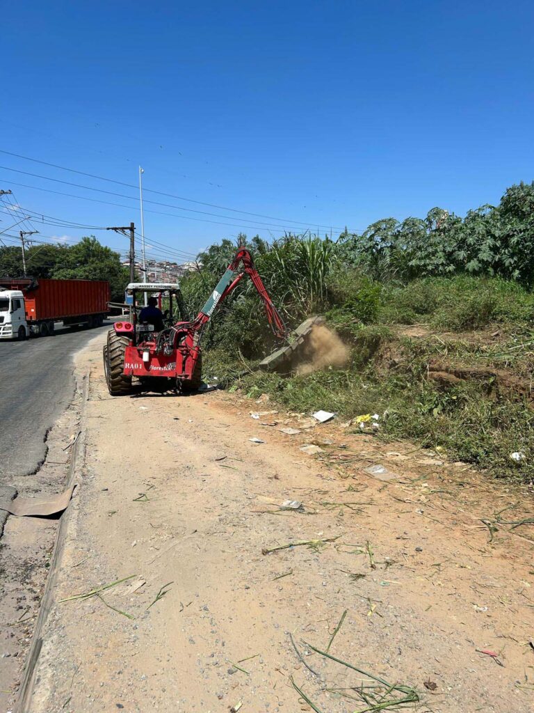 Prefeitura realiza zeladoria com roçadeira articulada no Jardim Doral