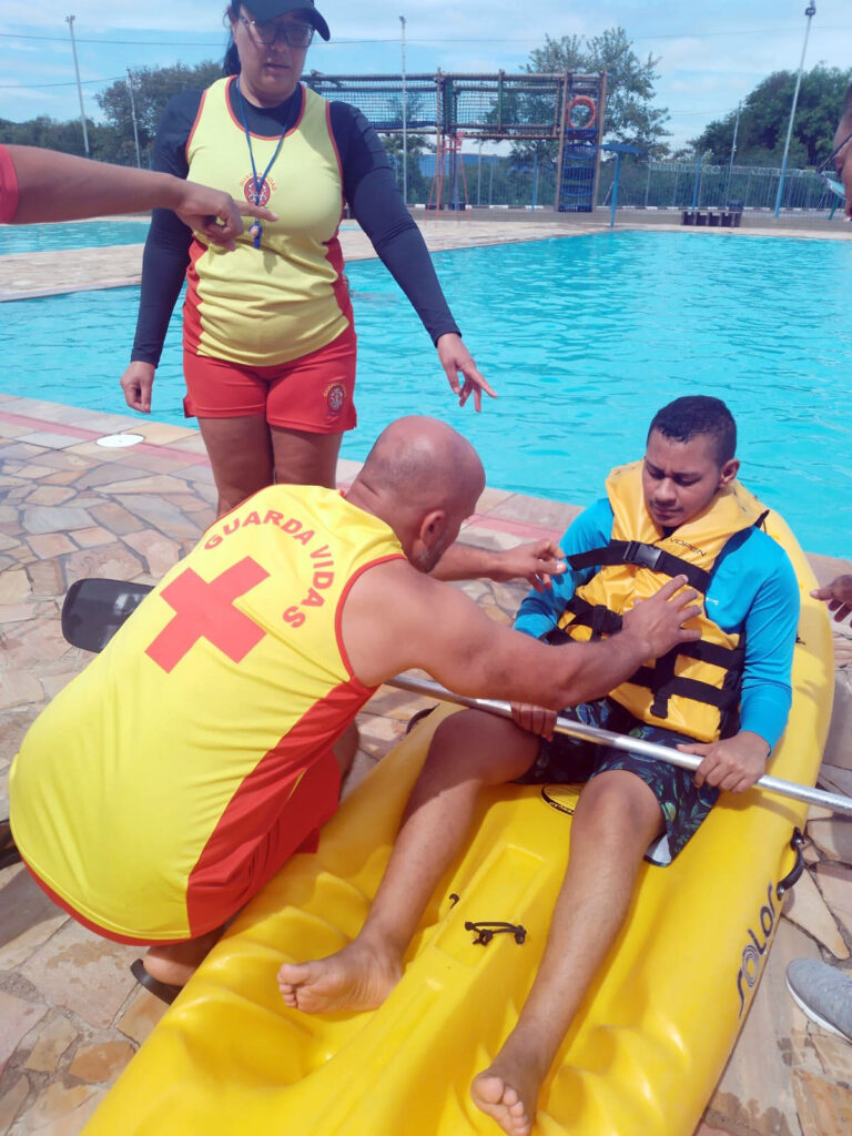 Pessoas com deficiência visual se divertem com caiaque e banho de piscina no CEU Bonsucesso