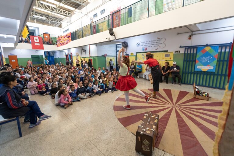 Trupe guarulhense Rué La Companhia diverte alunos de Cumbica no lançamento do Brincando com Pipas