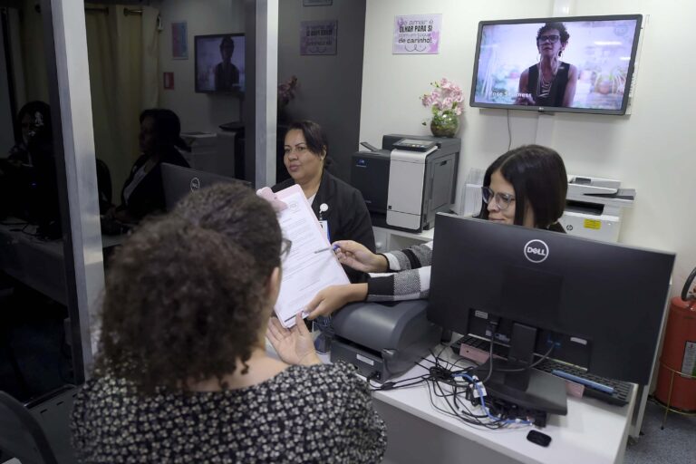 Carreta da Saúde da Mulher está na praça Getúlio Vargas com atendimento diário e exames por agendamento