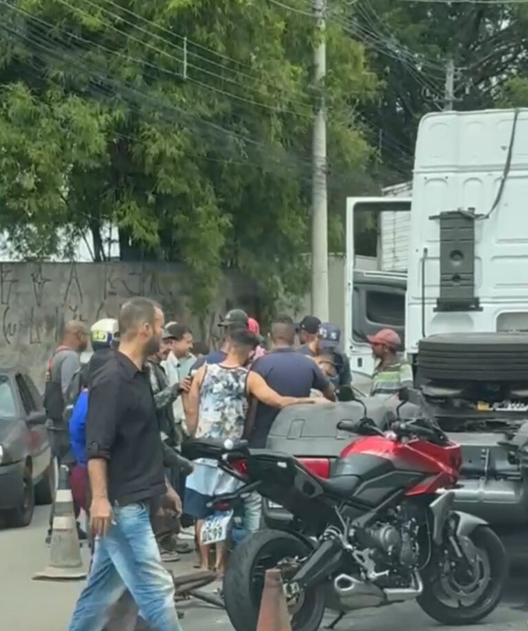 Acidente entre caminhão e uma bicicleta mata um jovem de 15 anos