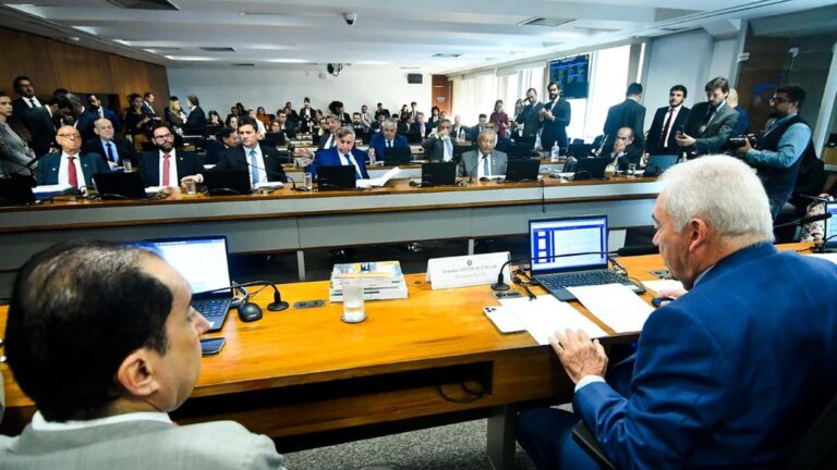Fim da reeleição a partir de 2028.