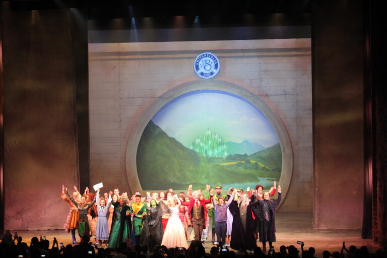 Polos Culturais da Gerando Falcões proporcionam experiência cultural com o musical “Wicked”