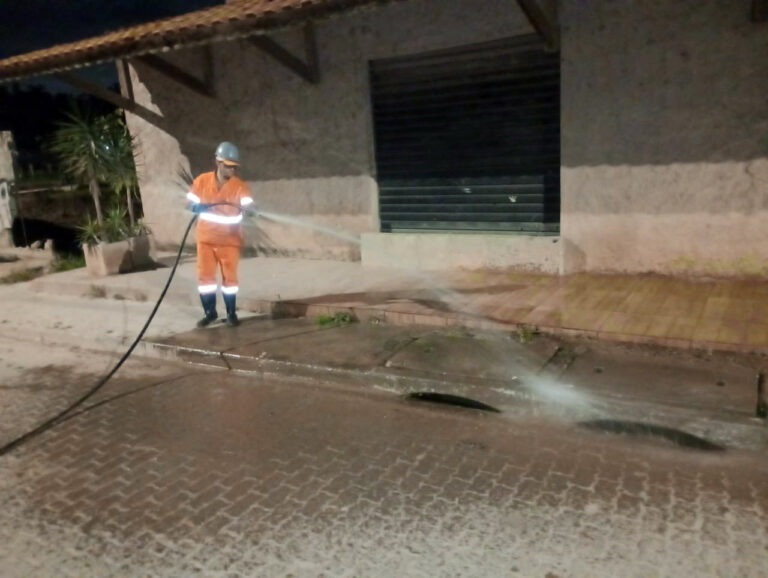 Prefeitura realiza limpeza de boca de lobo e finaliza desassoreamento de córrego