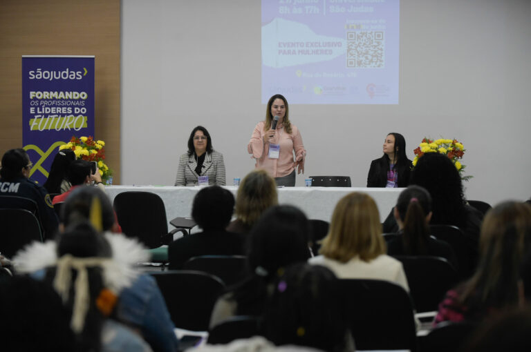 Conferência de Políticas para as Mulheres mobiliza plateia feminina com mais de 150 pessoas