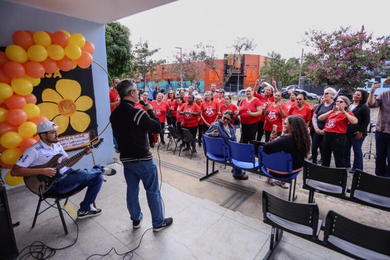 Dança Sênior em homenagem às mães ganha destaque na UBS Inocoop
