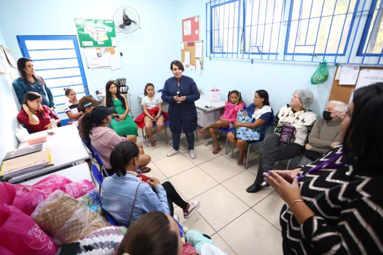 Gestantes recebem mantas para bebês em ação solidária do grupo Parque das Artes