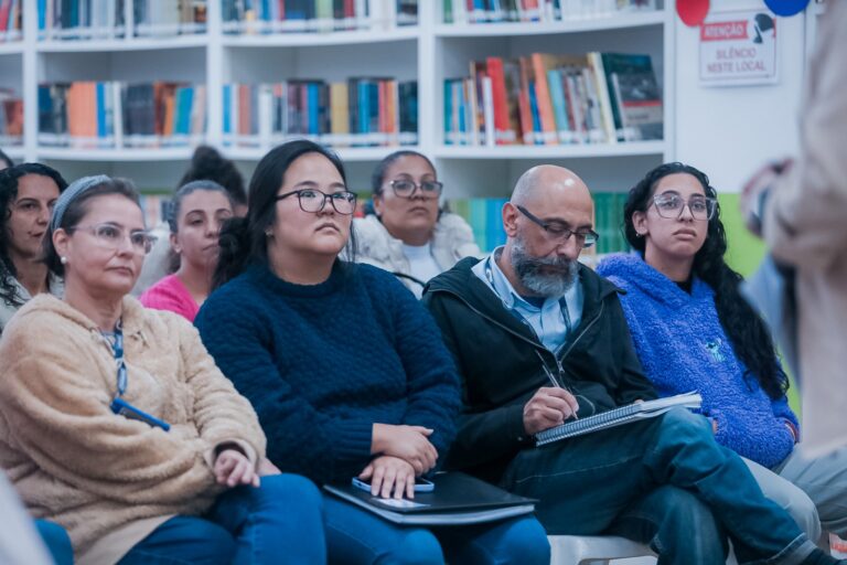 Inclusão de estudantes migrantes e refugiados é tema de encontro formativo em escola municipal