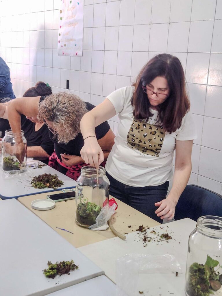 Três unidades da Casa da Mulher promovem oficinas de terrário para assistidas