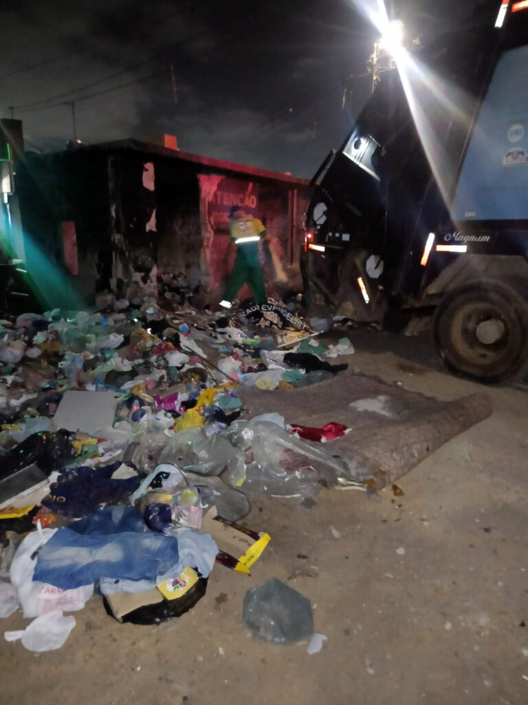 Moradores do Jardim Santa Rita recebem orientações sobre descarte correto de lixo