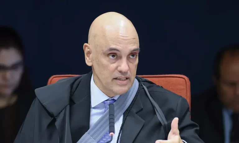 Moraes autoriza Bolsonaro a receber Tarcísio e outros aliados em casa