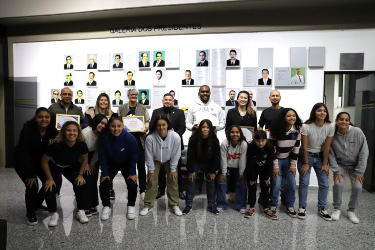 Arujá Futsal Feminino é homenageado pela Câmara de Arujá