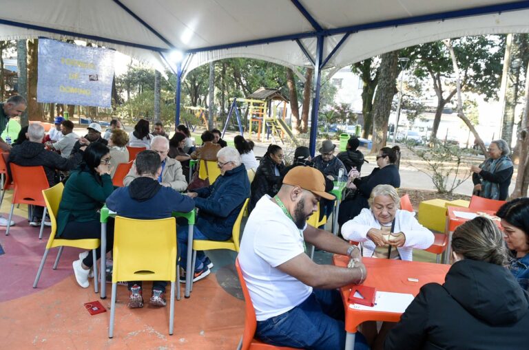 Primeiro Torneio de Dominó de Guarulhos homenageia idosa de 90 anos e promove inclusão