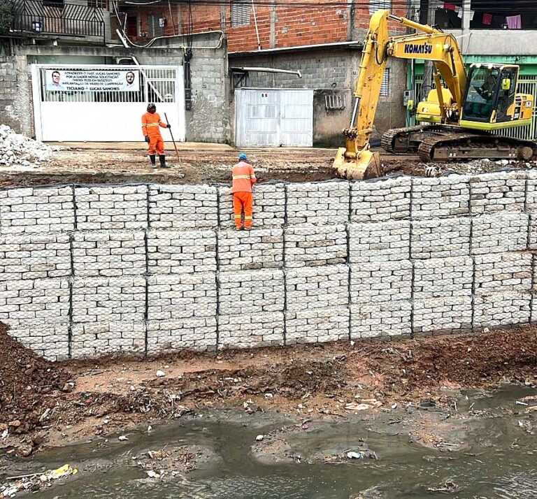 Prefeitura dá início à segunda fase das obras de contenção em rua no Jardim Mediterrâneo