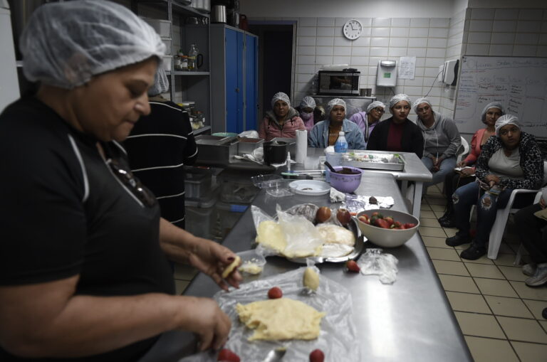 Mães atípicas participam de oficina de culinária da Prefeitura de Guarulhos sobre Morango do Amor