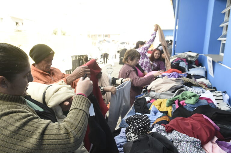 Varal Solidário do Fundo Social de Guarulhos distribui 2 mil roupas e leva dignidade à Cidade Satélite