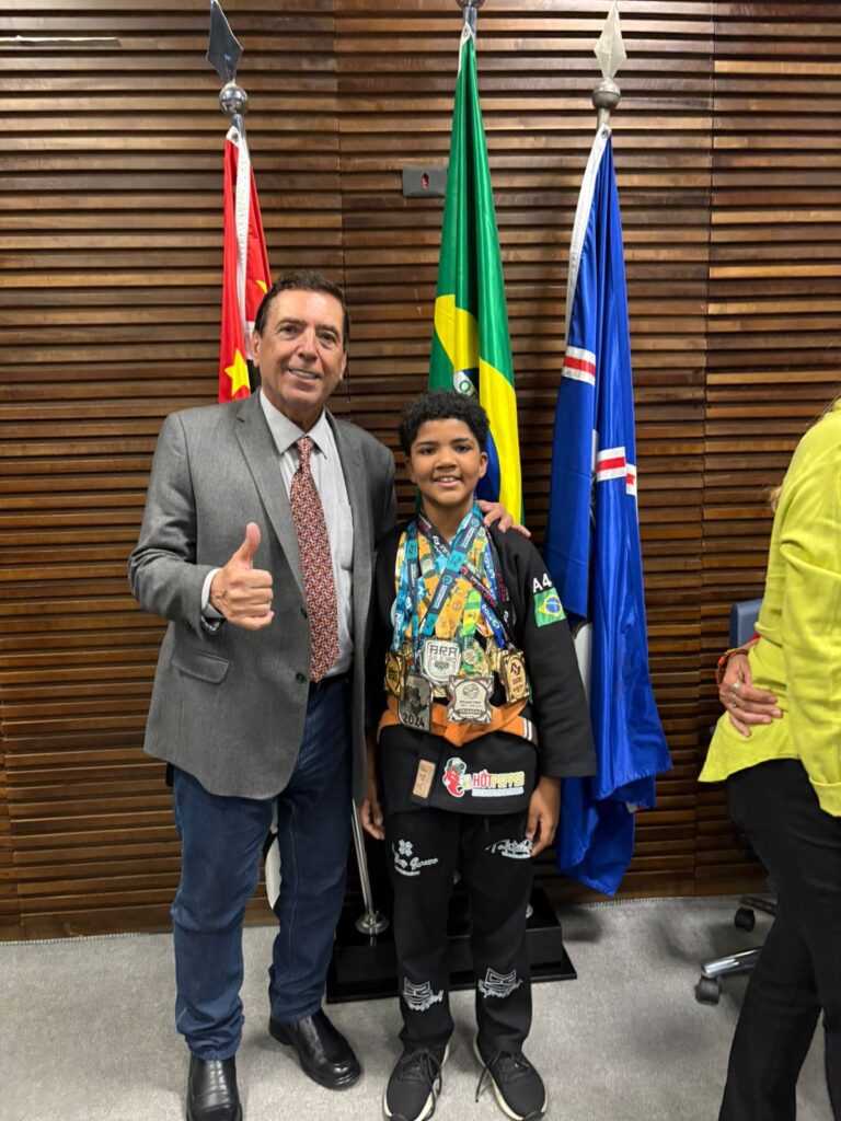 Atleta guarulhense Décio Lima é recebido na Câmara e recebe promessa de apoio oficial