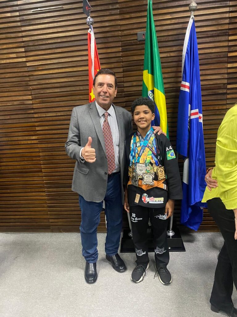 Menino de 11 anos emociona vereadores ao contar sua trajetória no jiu-jítsu