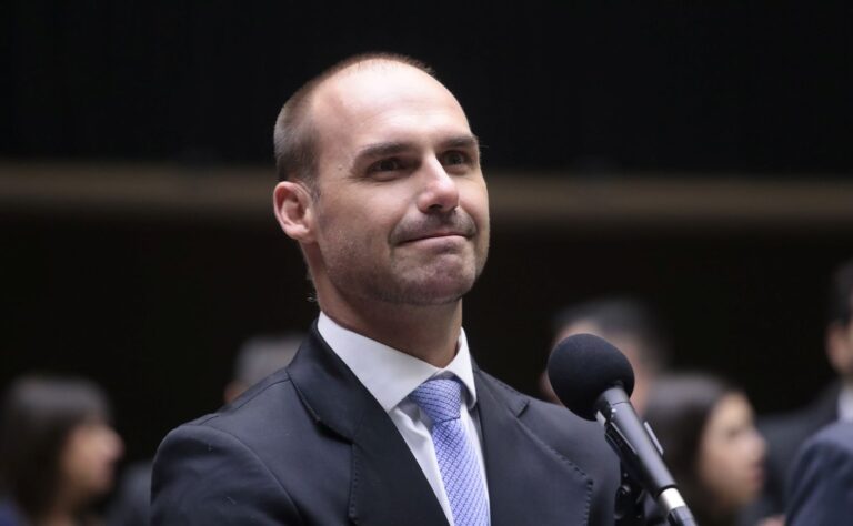 PGR denuncia Eduardo Bolsonaro e Paulo Figueiredo ao STF por coação