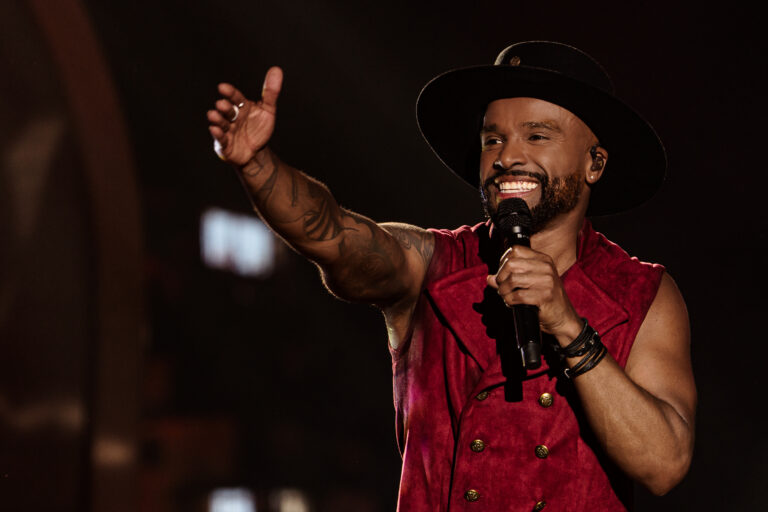Alexandre Pires sobe ao palco com show Pagonejo Bão no Banijay Apresenta, em Guarulhos