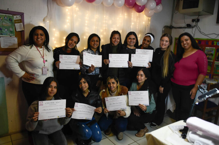 Casa da Mulher Recreio São Jorge entrega certificados de oficina de alongamento de unhas