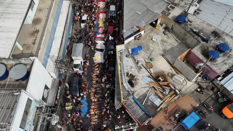 Ao menos 74 corpos são levados por moradores para praça na Penha; total de mortos após megaoperação passa de 130