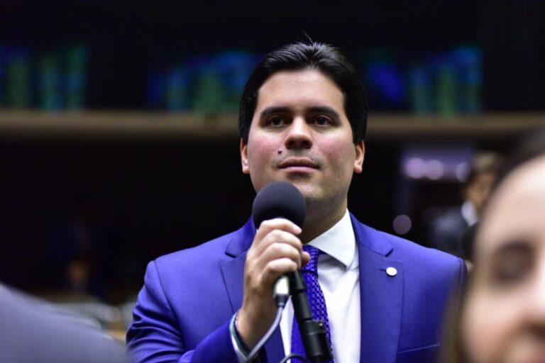 Após anunciar permanência no governo, ministro dos Esportes, André Fufuca, é afastado do Progressistas