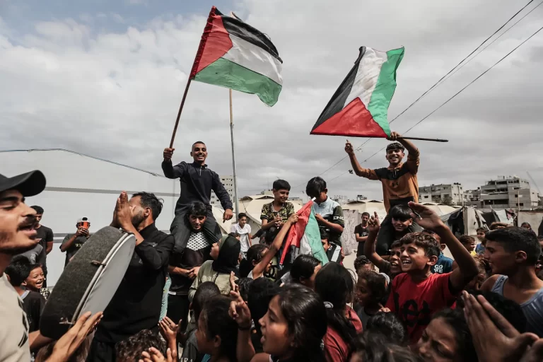 Hamas libera 20 reféns; presos palestinos chegam a Gaza no meio de multidão.
