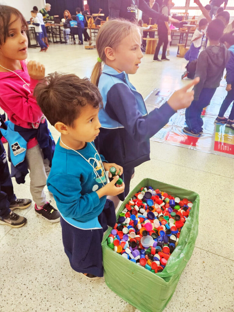 Crianças aprendem brincando em atividades da Semana Lixo Zero no Adamastor