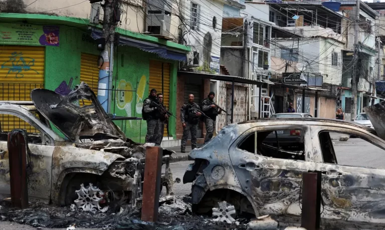 Megaoperação no Alemão e na Penha contra o CV tem 24 mortos e 81 presos; vias são fechadas em represália