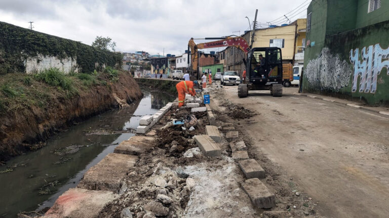 Prefeitura inicia obras de calçada e guarda-corpo na rua Cocho Velho
