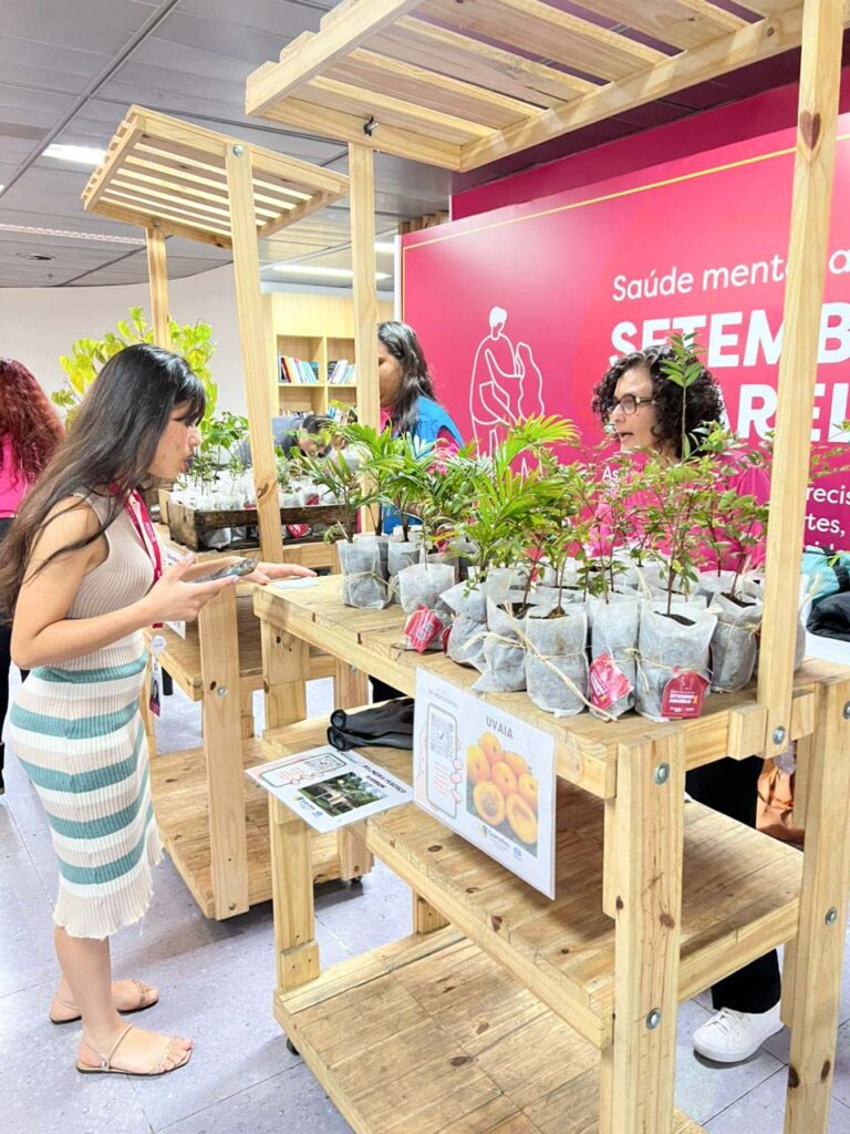 Prefeitura doa 1,1 mil mudas de árvores a funcionários de farmacêutica em alusão ao Setembro Amarelo