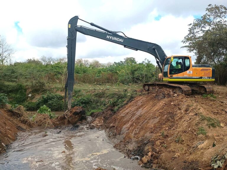 Prefeitura finaliza desassoreamento do córrego Tanque Grande