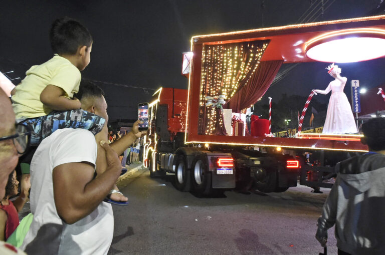 Papai Noel e Mamãe Noel chegam a Guarulhos em carreta iluminada e encantam famílias neste sábado