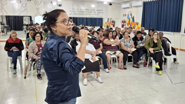 Alunos da EJA de escolas municipais participam de bate-papo com escritora e oficina de criação de contos