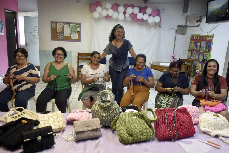 Prefeitura inicia oficina de bolsas em crochê nas Casas da Mulher para novas turmas