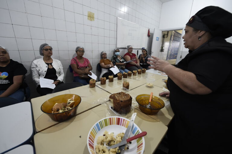 Mães atípicas participam de curso gratuito de panetone oferecido pela Prefeitura de Guarulhos