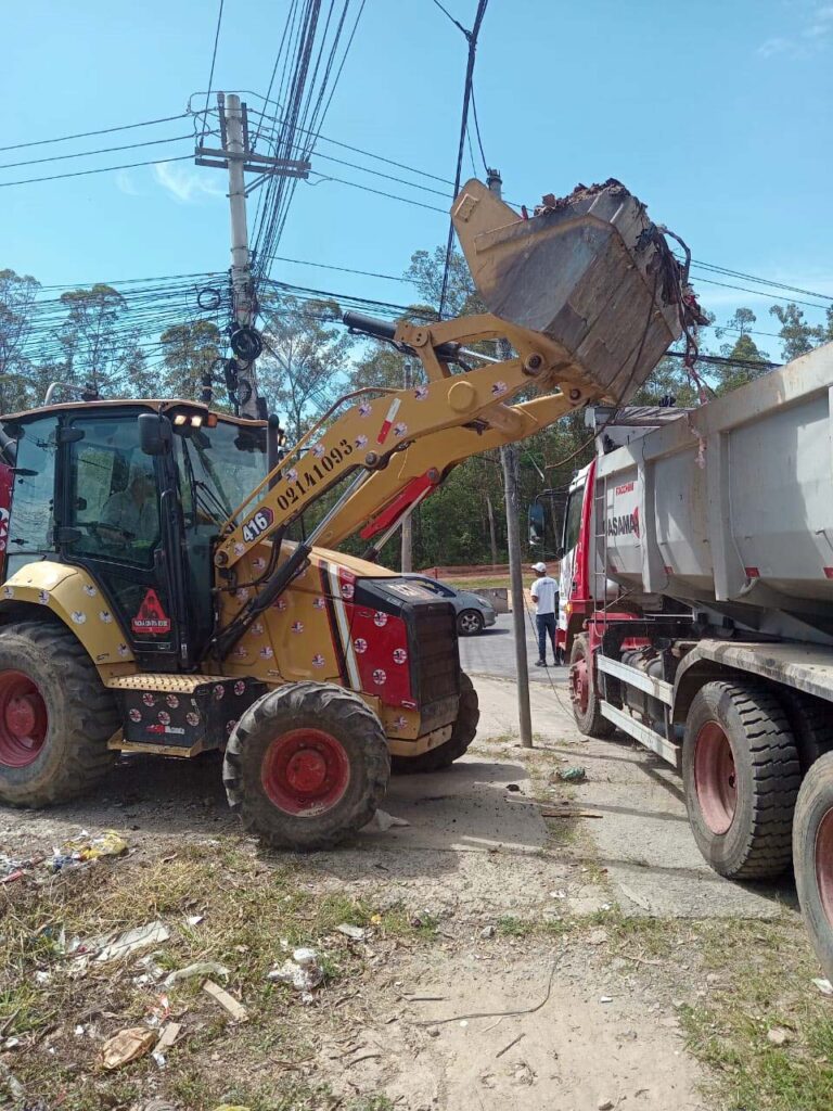 Prefeitura remove descarte irregular em quatro regiões nesta quarta-feira