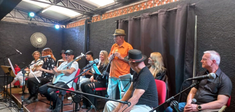 Coletivo Estudando o Samba homenageia integrante em show emocionante no Conservatório