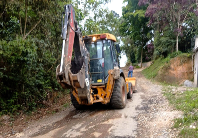 Prefeitura realiza conservação e cascalhamento de rua no Água Azul