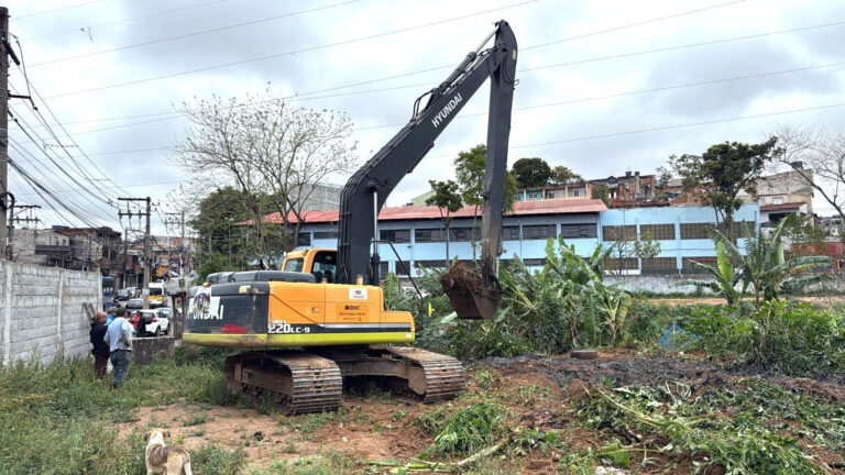 Prefeitura inicia o desassoreamento de córrego no Jardim Santos Dumont