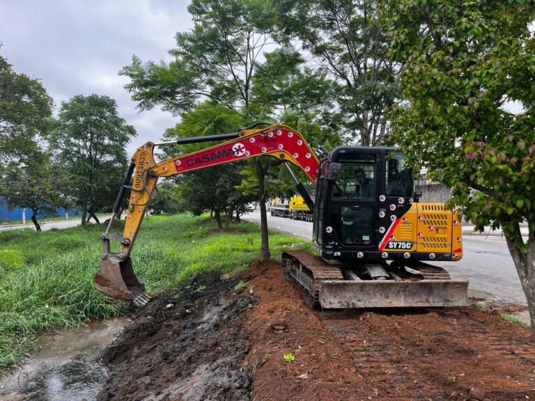 Prefeitura promove desassoreamento de córrego na Cidade Industrial Satélite