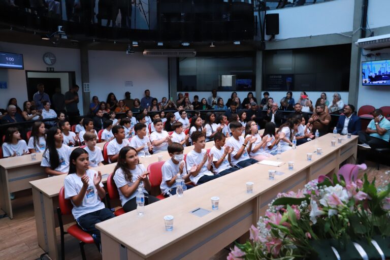 Câmara de Arujá realiza cerimônia de posse e diplomação da 2ª edição do programa “Vereador Mirim por Um Dia