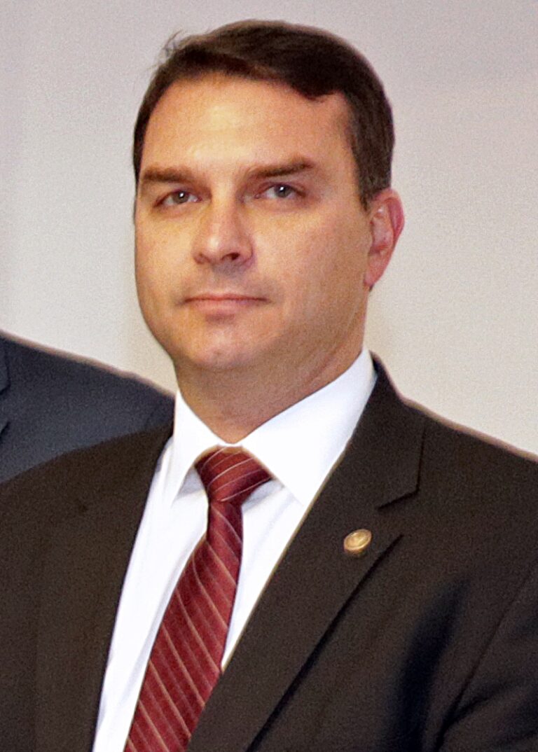 Flávio Bolsonaro diz que pré-candidatura à Presidência é irreversível: ‘Não vamos voltar atrás’