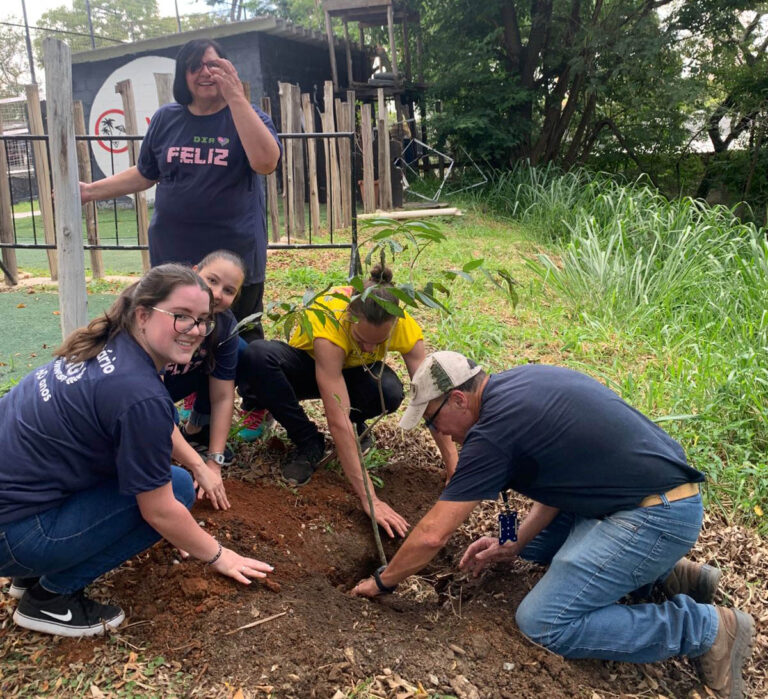 Prefeitura doa 350 mudas de árvores ao evento “Dia Feliz” da FIG-Unimesp