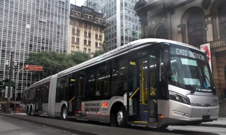 Sem receber 13º salário, motoristas de ônibus de SP entram em greve